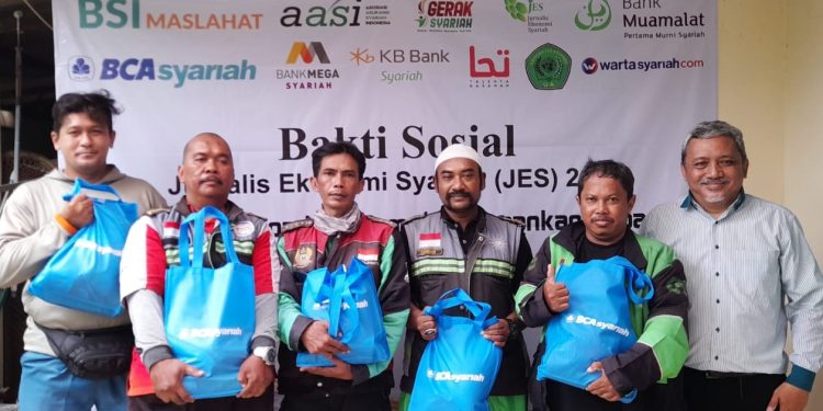 Sambut Lebaran, JES Bagikan Sembako kepada Warga Tidak Mampu