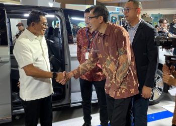 Sambangi Booth MG di PEVS 2024, Moeldoko Turut Coba MPV Mewah Listrik MG Maxus 9