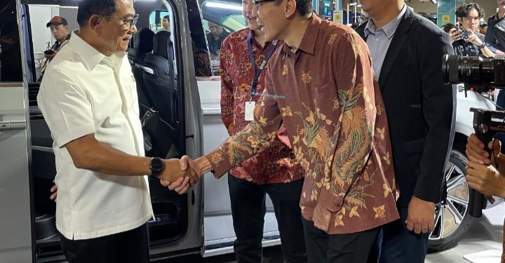 Sambangi Booth MG di PEVS 2024, Moeldoko Turut Coba MPV Mewah Listrik MG Maxus 9