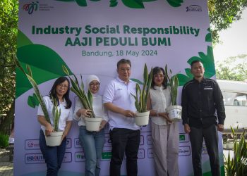 AAJI Bersama 20 Perusahaan Anggota Bagikan 1.350 Pohon Lidah Mertua di Bandung