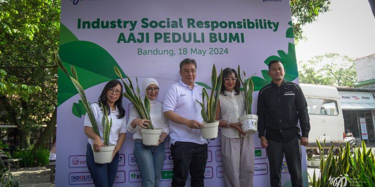 AAJI Bersama 20 Perusahaan Anggota Bagikan 1.350 Pohon Lidah Mertua di Bandung