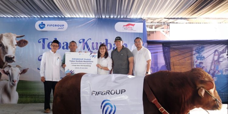 FIFGROUP Tebar 3 Sapi dan 453 Kambing ke Berbagai Penjuru Negeri
