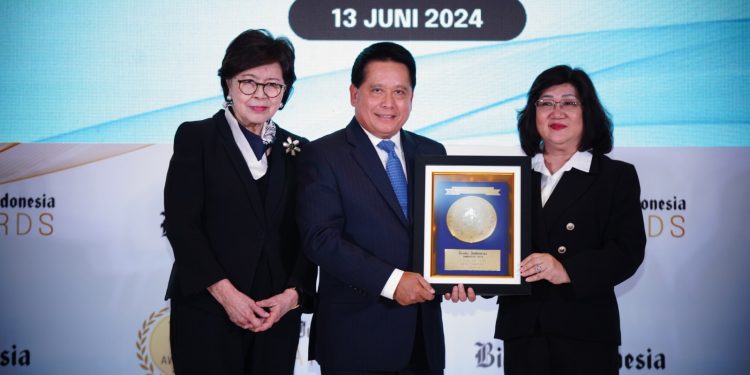 Hery Gunardi Dinobatkan CEO of The Year dan BSI Sebagai Bank Syariah Terbaik