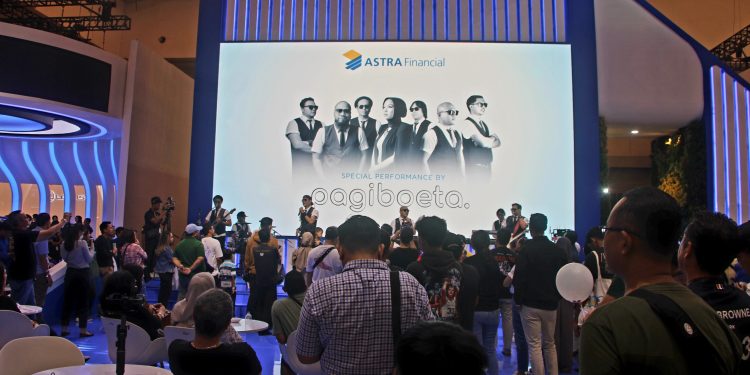 Grup Band asal Semarang 'Pagiboeta' menghibur pengunjung yang meramaikan panggung megah booth Astra Financial di pameran Gaikindo Indonesia International Auto Show (GIIAS) 2024, Sabtu (20/7/2024). Astra Financial, sebagai sponsor platinum GIIAS 2024, hadir untuk memberikan informasi lengkap mengenai solusi pembiayaan bagi pengunjung pameran. (Foto: Dadang Subur)