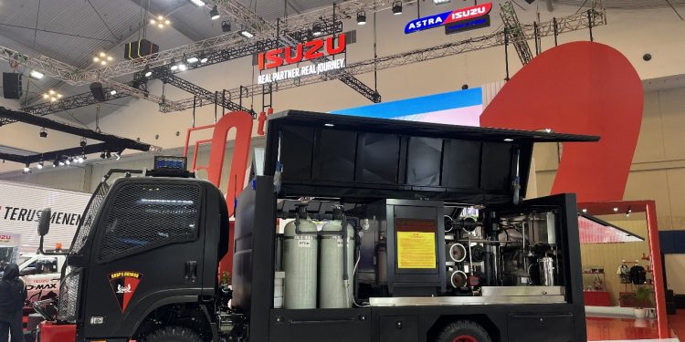 Kolaborasi Isuzu dan Brimob Hadirkan Inovasi Kendaraan Water Treatment Isuzu ELF NPS 4X4