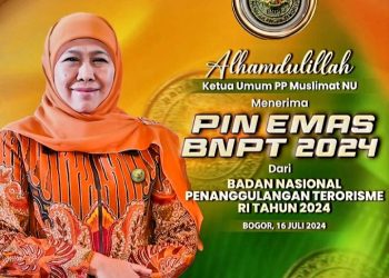 Ketum Muslimat NU Menerima Anugerah Pin Emas BNPT RI