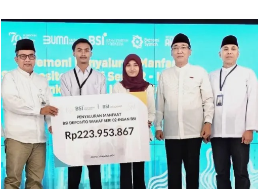 BSI Serahkan Beasiswa Deposito Wakaf