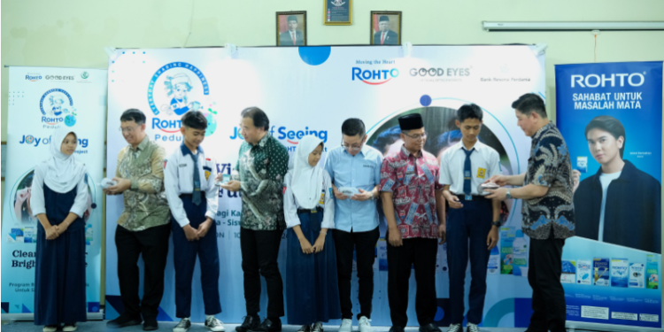 PT Rohto Laboratories Indonesia Bagikan Kacamata Gratis, Rayakan Hari Penglihatan Sedunia