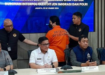 Imigrasi Indonesia dan Polri Serahkan WNA Filipina Buronan Interpol ke Negaranya