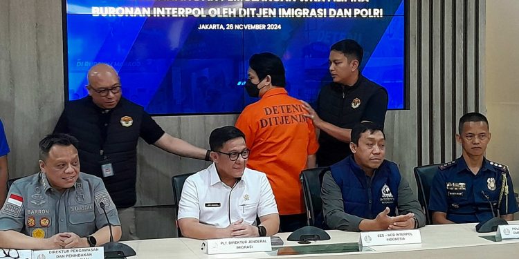Imigrasi Indonesia dan Polri Serahkan WNA Filipina Buronan Interpol ke Negaranya