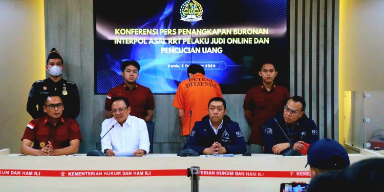 Dirjen Imigrasi Serahkan Anggota Sindikat Judi Online Asal RRT ke Interpol