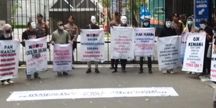 Gelar Aksi di Depan OJK dan Kementerian PKP, PKPKM Minta Uang Konsumen Dikembalikan