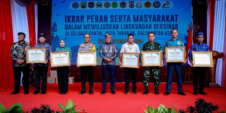 Kepala BNN RI Mengajak Ratusan Masyarakat Selumit Pantai Berikrar Wujudkan Lingkungan Bersinar