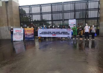 Meski Aksi di Depan Gedung DPR Diguyur Hujan, Konsumen Meikarta Tetap Semangat Menuntut Haknya