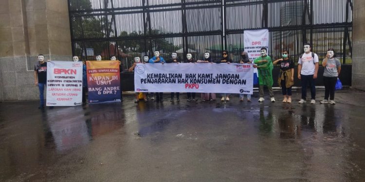 Meski Aksi di Depan Gedung DPR Diguyur Hujan, Konsumen Meikarta Tetap Semangat Menuntut Haknya