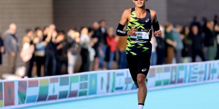 ASICS Indonesia Dukung Atlet Lari Robi Syianturi Pecahkan Rekor Nasional Marathon Valencia 2024