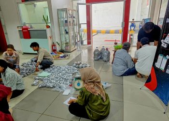 Konsumen Di Palangkaraya Beli Truk Isuzu Pakai Uang Koin