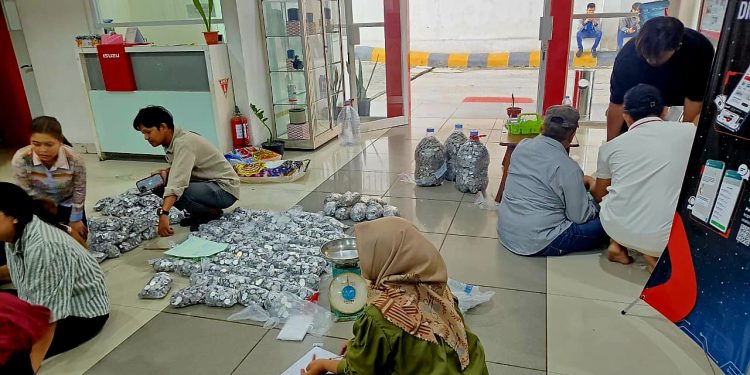 Konsumen Di Palangkaraya Beli Truk Isuzu Pakai Uang Koin