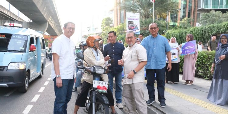 Bank Muamalat dan BMM Berbagi Takjil Gratis untuk Masyarakat