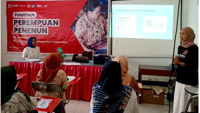Giro Kartini CIMB Niaga Dukung Pemberdayaan Wanita Penenun di Lombok Tengah