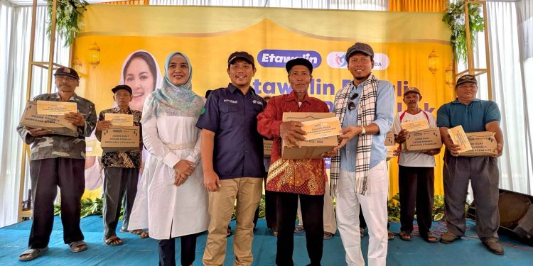 Etawalin Salurkan Donasi untuk Peternak dan Petani Lokal