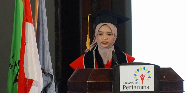 Menembus Batas Rantau: Kisah Rissa, Anak Buruh Bangunan yang Jadi Wisudawan Terbaik