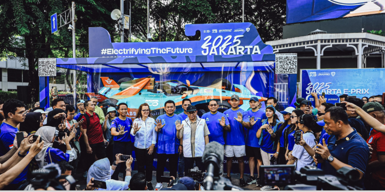 Kunjungi Pameran Replika Mobil Balap Formula E, Gubernur Pramono Ajak Warga Meriahkan Jakarta E-Prix 2025