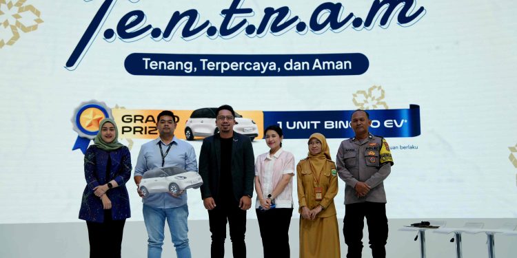 Wuling Mengundi Secara Langsung Pemenang Grand Prize dari Program ‘T.E.N.T.R.A.M’ di GIIAS 2025
