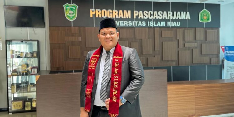 Ulul Azmi Raih Magister Sains dalam Administrasi Bisnis, Paparkan Acuan Penyusunan Standar Layanan K3 Lingkungan