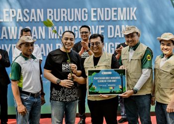 Grup United Tractors Lepas Burung Endemik dan Tanam Mangrove di Kebun Raya Mangrove Surabaya
