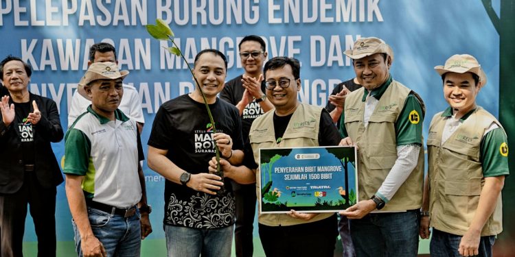 Grup United Tractors Lepas Burung Endemik dan Tanam Mangrove di Kebun Raya Mangrove Surabaya