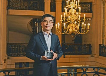 Presiden dan CEO Kia, Ho Sung Song Mendapat Penghargaan di Autocar Awards 2025