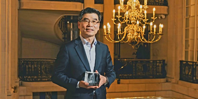 Presiden dan CEO Kia, Ho Sung Song Mendapat Penghargaan di Autocar Awards 2025