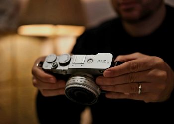 Fujifilm Luncurkan Kamera Mirrorless X-E5 dan Lensa Fujinon XF 23mm F2.8 R WR