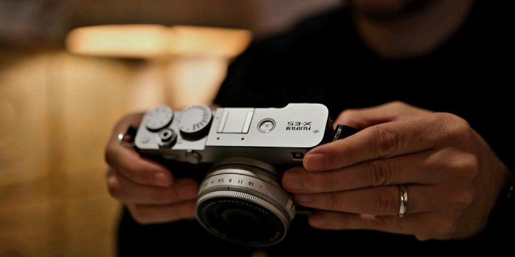 Fujifilm Luncurkan Kamera Mirrorless X-E5 dan Lensa Fujinon XF 23mm F2.8 R WR