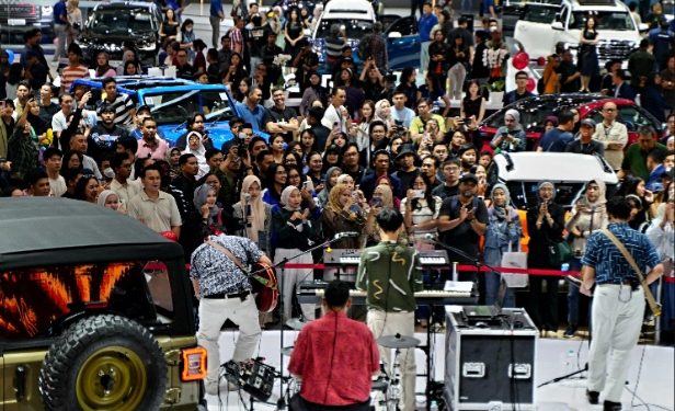 Deretan Artis Ramaikan Booth Peserta GIIAS 2025
