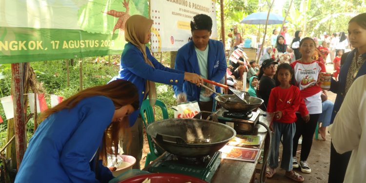 Mahasiswa UPER Diversifikasi Olahan Singkong, Dongkrak Ekonomi Desa Barengkok
