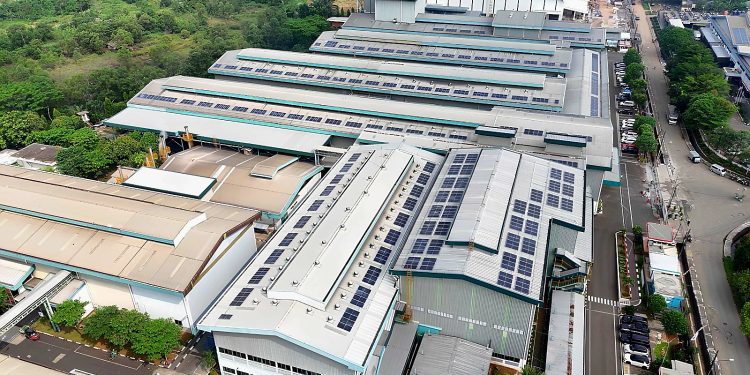 Pangkas Emisi 689 Ton CO₂ per Tahun, EPN Selesaikan PLTS Atap di Suryaraya Rubberindo Industries