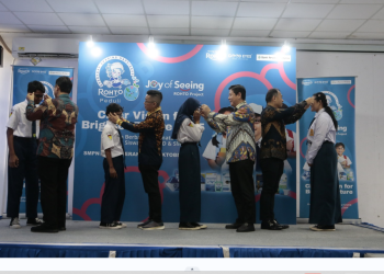 ROHTO Peduli Kembali Bagikan 1.200 Kacamata Gratis, Peringati Hari Penglihatan Dunia 2025