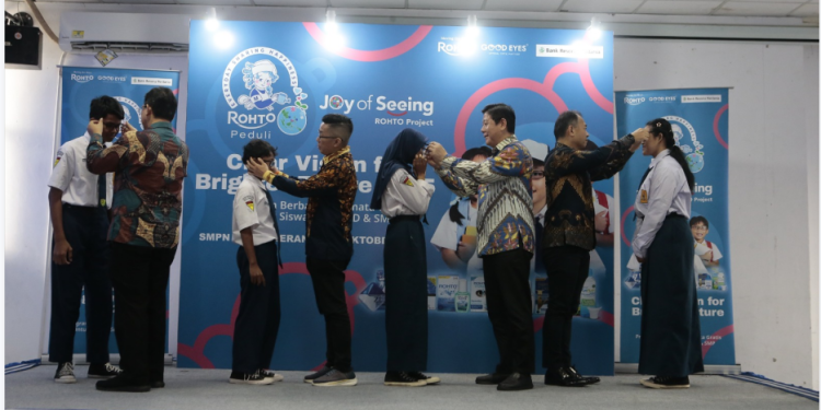ROHTO Peduli Kembali Bagikan 1.200 Kacamata Gratis, Peringati Hari Penglihatan Dunia 2025