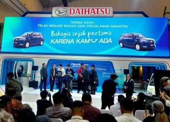 Ambil Momentum GJAW, Daihatsu Serahkan 3 Unit Rocky Hybrid Pertama ke Konsumen