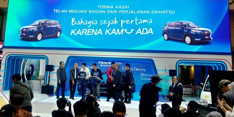 Ambil Momentum GJAW, Daihatsu Serahkan 3 Unit Rocky Hybrid Pertama ke Konsumen