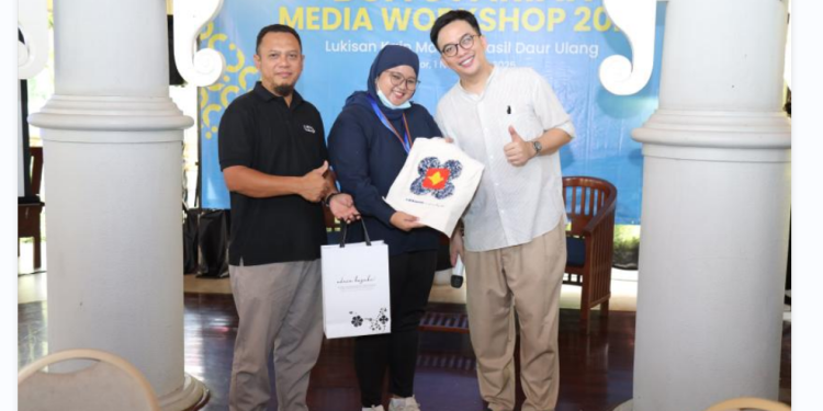 BCA Syariah Gelar Workshop “Lukisan Kain Marmer Hasil Daur Ulang”, Menginspirasi Masyarakat Manfaatkan Limbah Tak Terpakai