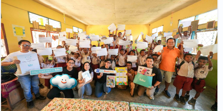 BCA Digital Donasikan 650 Seragam Sekolah dan Dukung Literasi Finansial untuk Siswa-Siswi Alor, NTT