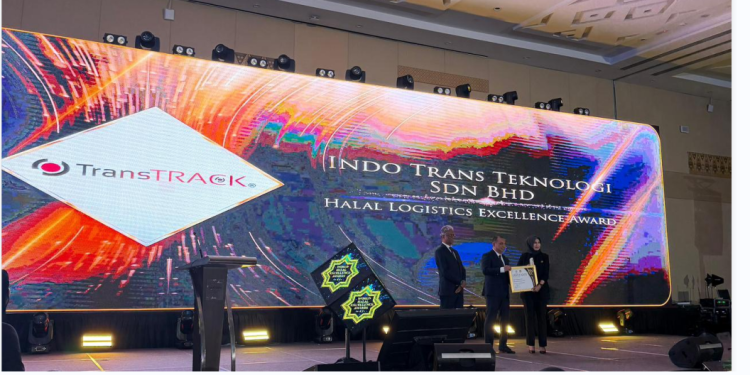 TransTRACK Raih Halal Logistics Excellence Award pada World Halal Excellence Awards 2024 di Johor, Malaysia
