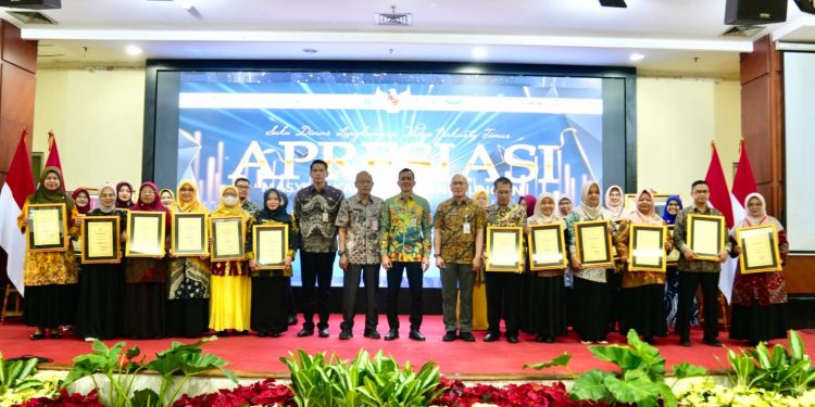 United Tractors Raih Penghargaan Perusahaan Peduli Masyarakat dari Sudin LH Jakarta Timur