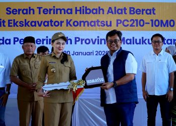 United Tractors Hibahkan Ekskavator Komatsu ke Pemerintah Provinsi Maluku Utara