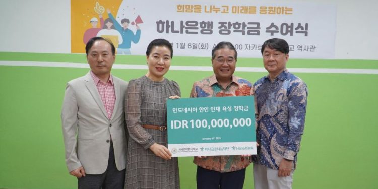 Hana Bank Salurkan Beasiswa Rp100 juta ke Jakarta Indonesia Korean School (JIKS)