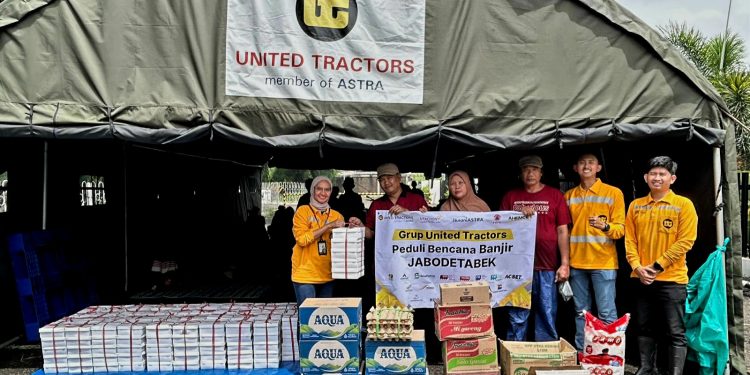 Hadir Bersama Masyarakat, United Tractors Respon Cepat Banjir Jabodetabek