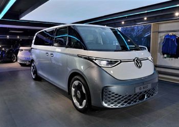 D. Buzz BOZZ White Signature Tampil Perdana di BCA Expoversary 2026